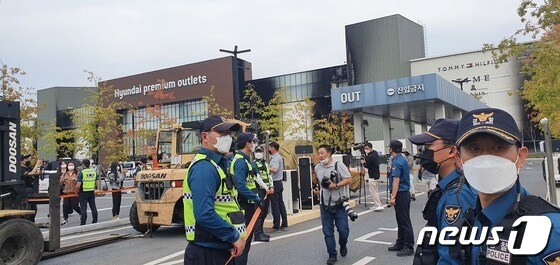 대전 아울렛 매장 화재에서 최초 발화지점 근처에 있던 1톤 트럭이 밖으로 꺼내지고 있다. /뉴스1 허진실 기자