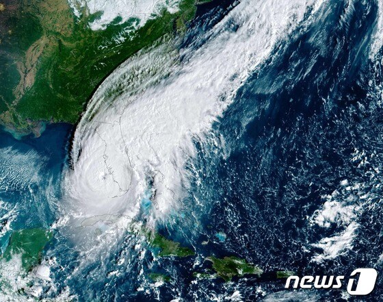 28일(현지시간) 미국 플로리다에 상륙한허리케인 이언의 모습을 미국 항공우주국(NASA)이 운용하는 정지궤도환경위성(GOES-16)이 포착했다. 미국 국립허리케인센터(NHC)는 매우 강한 비바람을 동반한 허리케인 이언이 이날 오후 3시쯤 플로리다 서쪽 연안에 상륙했다고 밝혔다. © AFP=뉴스1 © News1 김성식 기자