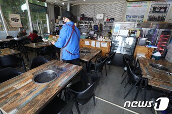 점심시간 대구 중구의 한 음식점에서 점주가 혼자 음식을 장만해 서빙하고 있다. (뉴스1DB) © News1 