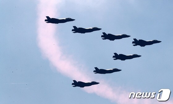 지난달 29일 충남 계룡대에서 열린 제74주년 국군의날 미디어데이 행사 중 F-35A 전투기 편대가 기동시범을 보이고 있다. 2022.10.1/뉴스1 © News1 박세연 기자