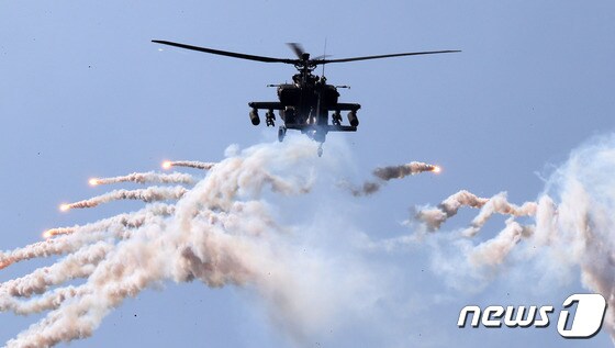 지난달 29일 충남 계룡대에서 열린 제74주년 국군의날 미디어데이 행사 중 육군 AH-64 아파치 헬기가 기동시범을 보이고 있다. 2022.10.1/뉴스1 © News1 박세연 기자