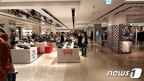 30일 오후 가을 정기세일에 돌입한 롯데백화점 소공동 본점에서 소비자들이 제품을 살펴보고 있다. © 뉴스1 박우영 기자