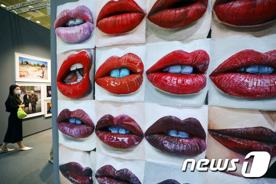 서울 강남구 코엑스에서 열린 '프리즈 서울'에서 관람객들이 작품들을 살펴보고 있다. 2022.9.4/뉴스1 © News1 황기선 기자