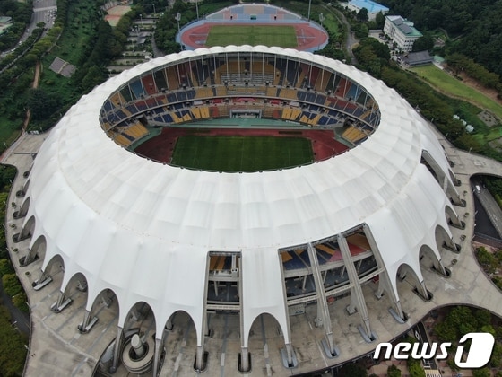 부산 연제구 거제동에 있는 부산아시아드주경기장의 지붕막이 찢겨져 구멍이 난 모습.(부산시 제공) 