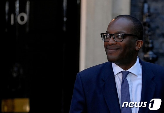 크와시 콰틍 영국 신임 재무장관. 아프리카 가나 이민 2세인 그는 영국 최초의 '흑인 남성' 재무장관이 됐다. 2022. 9. 6. © 로이터=뉴스1 © News1 최서윤 기자