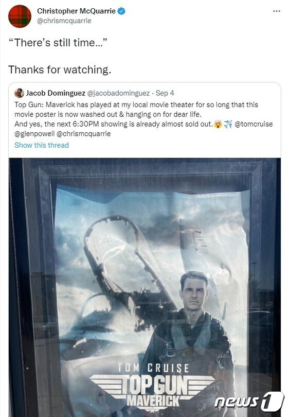 한 영화팬이 올린 꼬질꼬질 포스터에 '탑건: 매버릭'의 각본가로 참여한 크리스토퍼 맥쿼리 감독이 직접 인사를 건넸다. (트위터)
