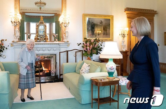 엘리자베스 2세 영국 여왕이 차기 총리에 리즈 트러스 외무 장관을 임명했다. 2022.09.06. © 로이터=뉴스1 © News1 정윤영 기자