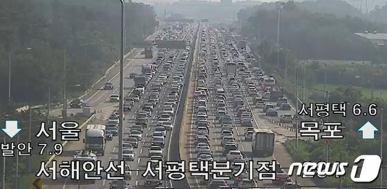 올해 추석 전북권 고속도로 이용차량이 전년보다 크게 증가하면서, 귀성방향 서울~전주 구간 최대 소요시간이 7시간55분에 이를 것이라는 관측이 나왔다. 사진은 8일 오후 4시 서해안 고속도로 상황(로드플러스 CCTV화면)2022.9.8/뉴스1