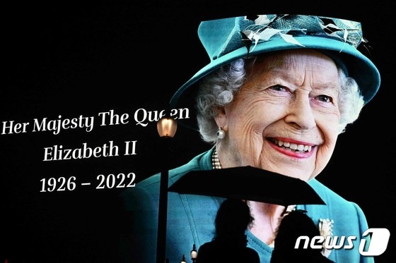 8일(현지시간) 런던 피카딜리 서커스의 대형 스크린에 향년 96세로 서거한 엘리자베스2세 영국 여왕의 추모 영상이 보인다. © AFP=뉴스1 © News1 우동명 기자