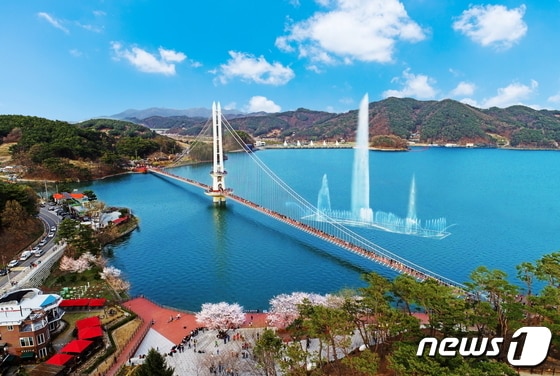 충남 예산 예당호 출렁다리 (예산군 제공) /뉴스1
