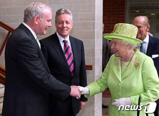 영국 엘리자베스 2세가 2012년 전 IRA 사령관인 마틴 맥기니스와 역사적 화해의 악수를 나누고 있다. © AFP=뉴스1 © News1 정윤영 기자