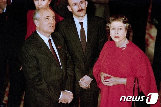 1989년 엘리자베스 2세 여왕이 구소련의 마지막 지도자인 미하일 고르바초프 대통령과 영국 윈저궁에서 만났다. © AFP=뉴스1 © News1 정윤영 기자