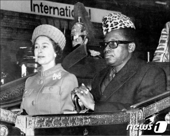 엘리자베스 2세 여왕이 1973년 자이르(현 콩고)를 32년간 철권통치 했던 모부투 세세 세코 전 대통령과 만났다. © AFP=뉴스1 © News1 정윤영 기자