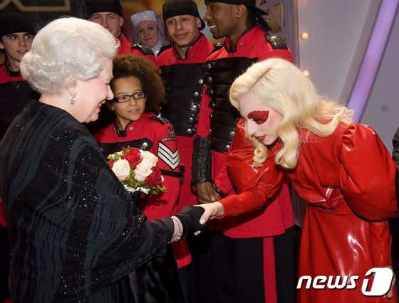 엘리자베스 2세 여왕이 2009년 미국 팝가수 레이디 가가와 만났다. © AFP=뉴스1 © News1 정윤영 기자