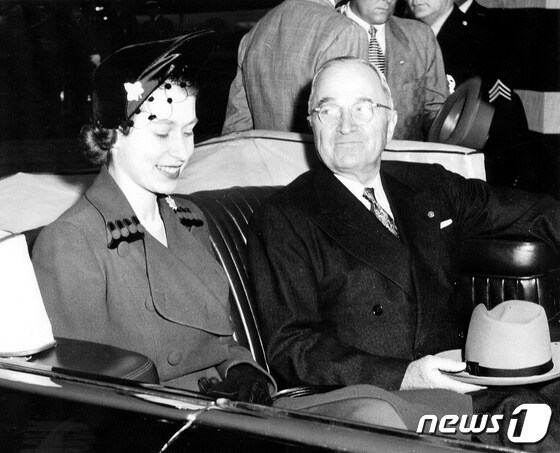 엘리자베스 2세 여왕이 1951년 해리 트루먼 당시 미 대통령과 만났다. © 로이터=뉴스1 © News1 정윤영 기자