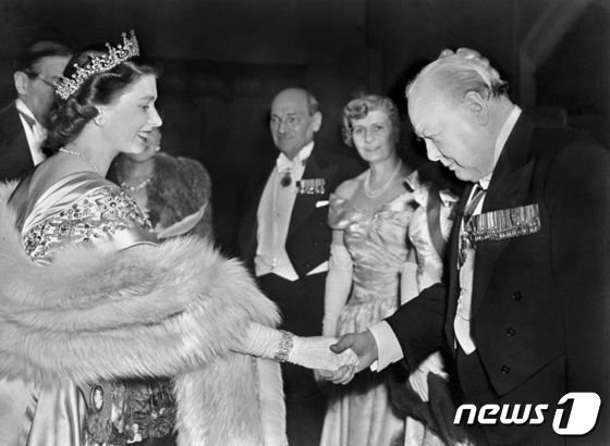 1950년 엘리자베스 2세 여왕이 윈스턴 처칠 당시 영국 총리와 만났다. © AFP=뉴스1 © News1 정윤영 기자
