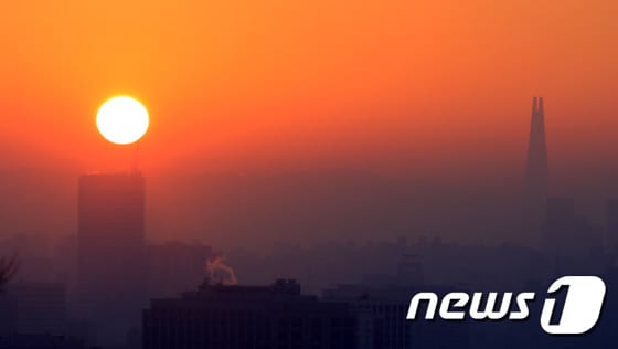 계묘년(癸卯年) 새해 첫 날인 1일 오전 서울 종로구 인왕산 청운공원을 찾은 시민들이 뜨는 해를 맞이하고 있다. 2023.1.1/뉴스1 © News1 구윤성 기자