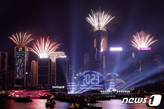 홍콩 빅토리아 항(Victoria Harbour)에서 2023년 새해를 축하하는 불꽃이 하늘 위를 수놓고 있다. 2023.1.1. © 로이터=뉴스1 © News1 