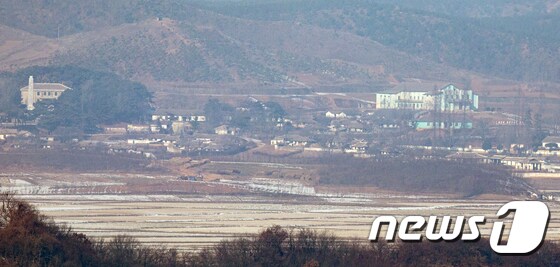 경기도 파주시 오두산 통일전망대에서 바라본 북한 개풍군 마을 일대. 2023.1.1/뉴스1 © News1 이승배 기자