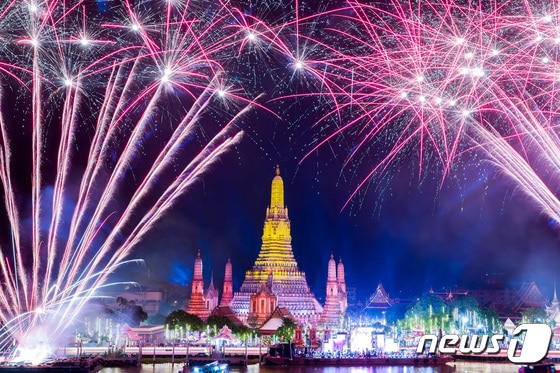 1일(현지시간) 0시 정각 태국 방콕에서 2023년 새해를 불꽃이 차오프라야 강과 왓 아룬 사원 위를 수놓고 있다. 2023.1.1 © 로이터=뉴스1 © News1 김성식 기자