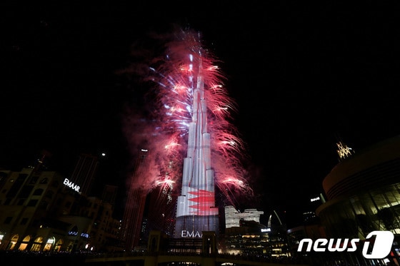1일(현지시간) 0시 아랍에미리트(UAE) 두바이에서 2023년 새해를 축하하는 불꽃이 세계에서 가장 높은 빌딩인 부르즈 할리파 전 층에서 발사되고 있다. 2023.1.1. © 로이터=뉴스1 © News1 김성식 기자