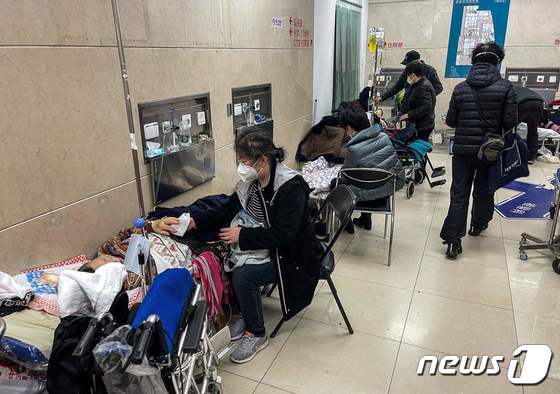 코로나19 확산으로 상하이의 병원 응급실 복도에서 환자들이 치료를 받고 있다. © AFP=뉴스1 © News1 우동명 기자