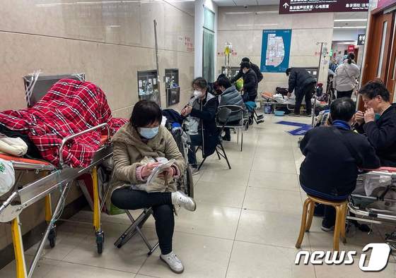 9일(현지시간) 코로나19 확산 속 중국 상하이의 병원 응급실 복도에서 환자들이 치료를 기다리고 있다. © AFP=뉴스1 © News1 우동명 기자