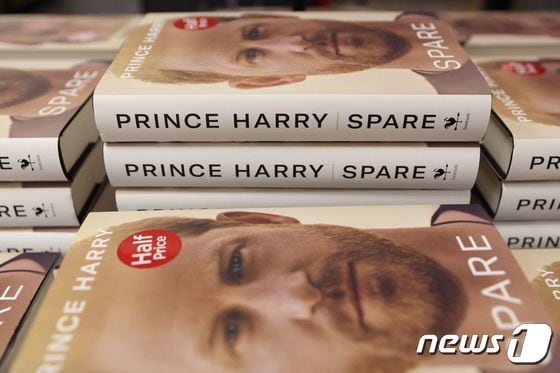 공식 출간을 하루 앞둔 9일(현지시간) 영국 해리 왕자의 자서전 '스페어(Spare)'가 영국 런던의 한 서점에 전시된 모습.  2023.1.9. © AFP=뉴스1 © News1 김성식 기자 