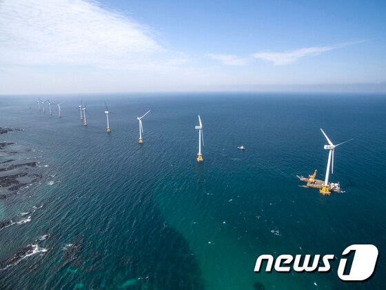 제주 해상에 설치돼 운영 중인 해상풍력발전기.© News1 DB