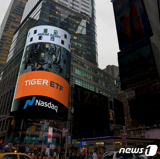 미래에셋자산운용의 Tiger ETF 상품이 미국 뉴욕 나스닥타워에서 소개되고 있다.(미래에셋자산운용 제공)
