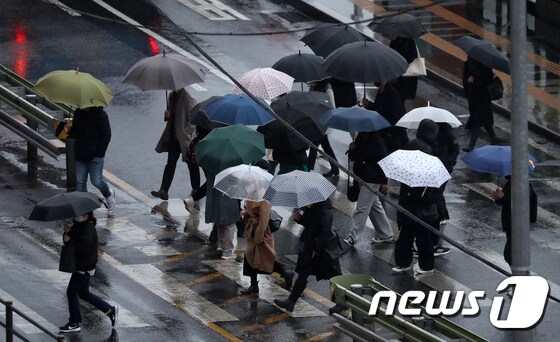 비가 내리던 지난 1월13일 오전 서울역에서 우산을 쓴 시민들이 출근길을 재촉하고 있다. 2023.1.13/뉴스1 © News1 김진환 기자