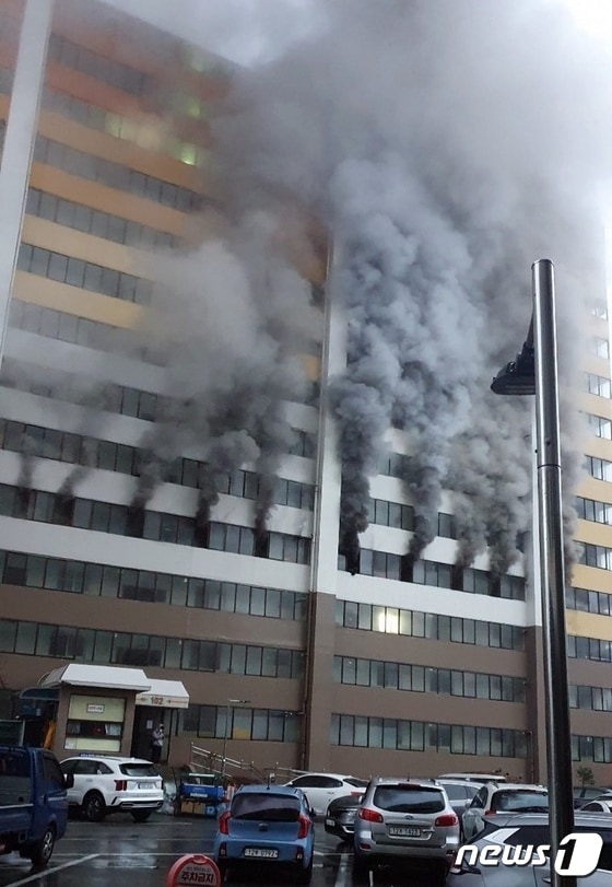 13일 오전 광주 북구 문흥동의 한 아파트에서 불이 나 연기가 치솟고 있다. 불은 이날 오전 8시30분쯤 진화됐으며, 다행히 인명피해는 없었다. (독자 제공) 2023.1.13/뉴스1 