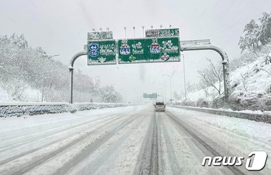 강원 지역에 대설특보가 내려진 15일 오전 서울양양고속도로 양양 방향 도로에 눈이 쌓여 있다. (독자 제공) 2023.1.15/뉴스1