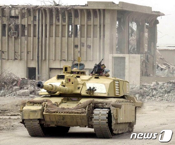 지난 2003년 3월31일(현지시간) 영국 제7기갑여단의 챌린저2 전차가 이라크 남부 바스라시를 통과하고 있는 모습. 2003.03.31/뉴스1 © 로이터=뉴스1 © News1 김민수 기자
