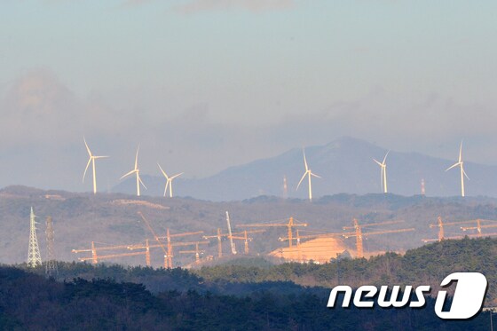경북 포항시 북구 지역에 설치된 풍력발전기가 때마침 불어오는 바람에 발전을 시작하고 있다.. .2023.116/뉴스1 © News1 최창호 기자