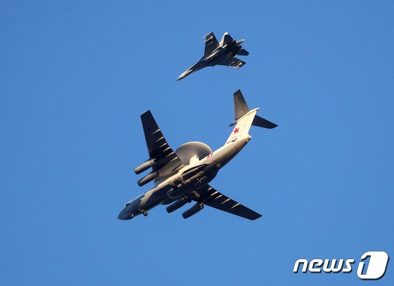 2020년 4월 러시아 칼리닌그라드에서 비행 중인 베리에프 A-50 조기경보기와 수호이(Su)-27 전투기(사진은 기사 내용과 무관함). 2020.04.25. © 로이터=뉴스1 © News1 김민수 기자