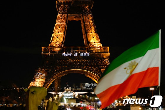 16일(현지시간) 프랑스 파리에서 이란 국기 너머로 
