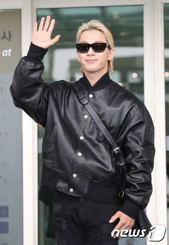 빅뱅(BIGBANG) 태양이 패션쇼 참석을 위해 17일 오전 인천국제공항에 도착해 프랑스 파리로 출국하기 전 인사를 하고 있다. © News1 권현진 기자