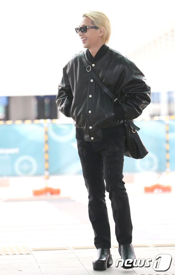 빅뱅(BIGBANG) 태양이 패션쇼 참석을 위해 17일 오전 인천국제공항에 도착해 파리로 출국하기 전 미소를 짓고 있다. © News1 권현진 기자