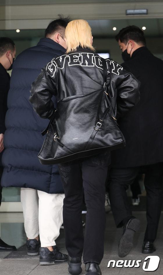 빅뱅(BIGBANG) 태양이 패션쇼 참석을 위해 17일 오전 인천국제공항을 통해 프랑스 파리로 출국하고 있다. © News1 권현진 기자