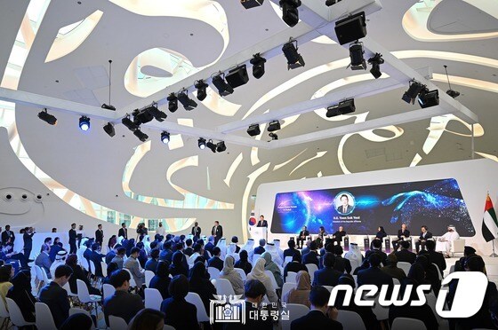윤석열 대통령이 17일 오전(현지시간) 아랍에미리트(UAE) 두바이 미래박물관에서 열린 미래비전 두바이 포럼에 참석해 발언하고 있다. (대통령실 페이스북) 2023.1.17/뉴스1 © News1 안은나 기자