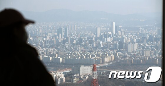  서울 중구 남산에서 바라본 도심의 아파트 단지. 2023.1.18/뉴스1 © News1 이승배 기자