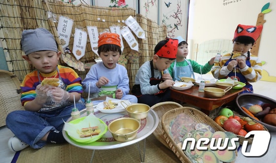 경기 용인시 기흥구 아이엘어린이집에서 아이들이 직접 만든 전을 먹고 있다. 2023.1.18/뉴스1 © News1 김영운 기자