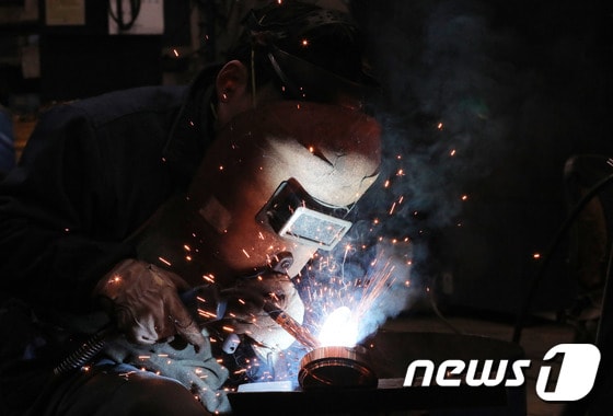 경기도 시흥시에 위치한 한 중소기업에서 노동자가 용접을 하고 있다. 2023.1.19/뉴스1 © News1 박세연 기자