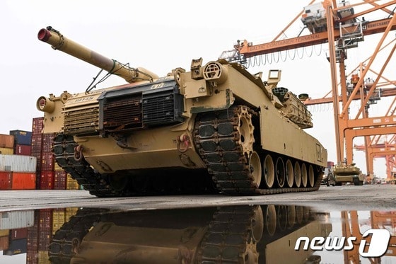 미국의 M1 에이브럼스 탱크가 이동하고 있다. 22.12..3. © AFP=뉴스1 © News1 김예슬 기자