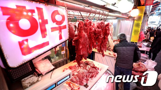 서울 성동구 마장동 축산물시장을 찾은 시민이 소고기를 구매하고 있다.  2023.1.19/뉴스1 © News1 장수영 기자