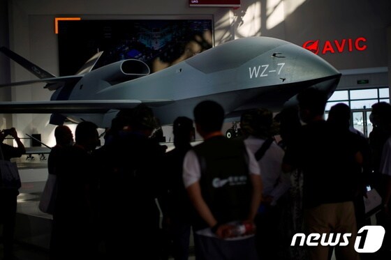 중국 광둥성 주하이에서 열린 중국 국제 항공·우주 박람회에 전시된 국제 중국군 무인기 WZ-7 모습 2021.09.28 © 로이터=뉴스1 © News1 정윤미 기자