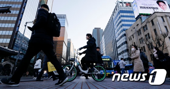 서울 광화문네거리 인근에서 시민들이 출근길에 오르고 있다. 뉴스1 © News1 김도우 기자