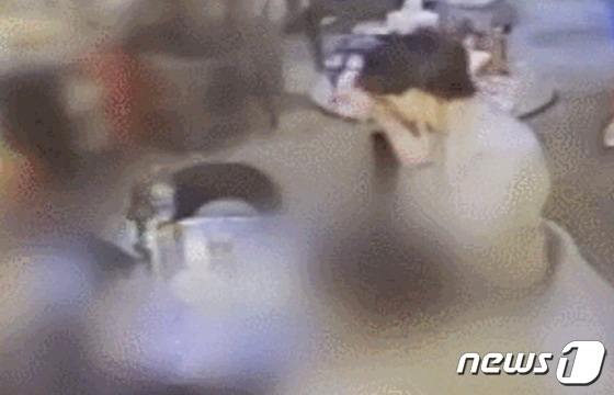 지난달 20일 오후 이기영이 여자친구의 부모와 술을 마시면서 고개를 돌려 공손한 척 술을 마시는 모습 (채널A가 확보한 식당 CCTV 영상 캡쳐)