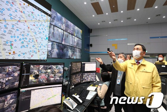 조성명 강남구청장이 강남도시관제센터에서 CCTV 운영 상황을 점검하는 모습. (강남구 제공) 